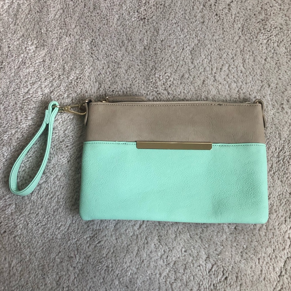 Clutch/wristlet